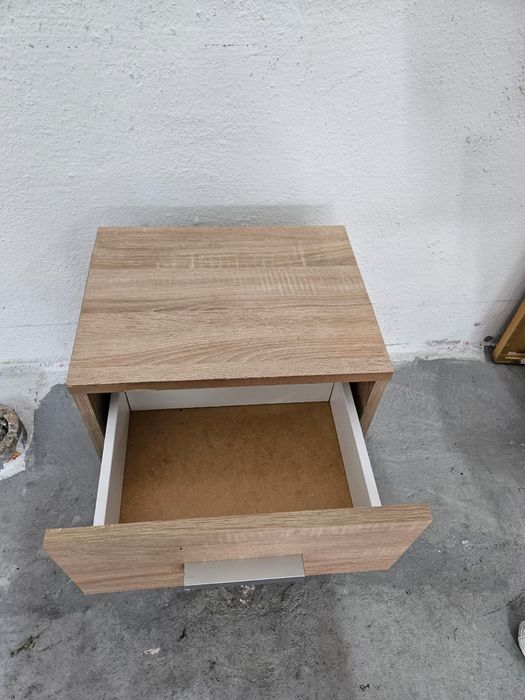 Vând Noptiera tip stejar