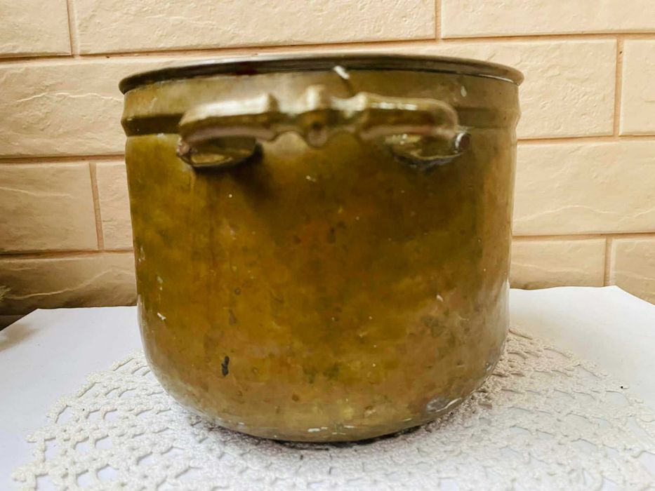 Красива месингова кашпа от Англия, масивна и здрава с 2 дръжки