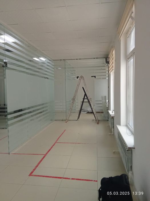 Цельностеклянная перегородка офисов