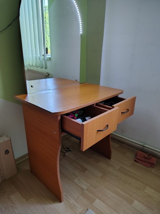 Birou pentru machaj cu sertare ai oglinda
