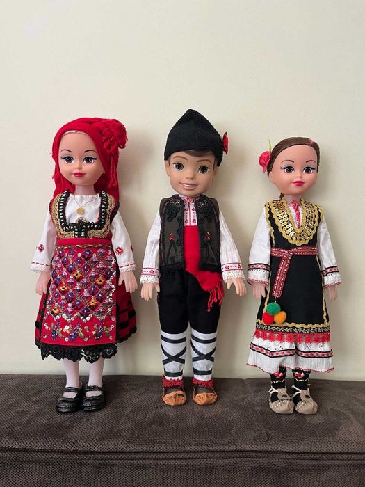 Кукли в народни носии