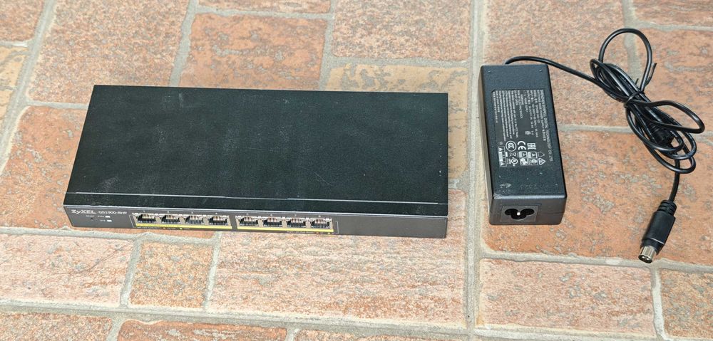 8 портов гигабитов PoE+ управляем суич Zyxel GS1900-8HP