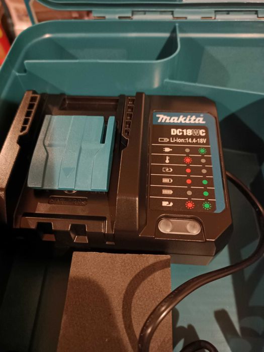 Makita и DeWalt комплект с две батерии