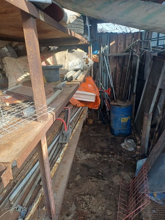 Верстак,сейф,лавочки,стелажи