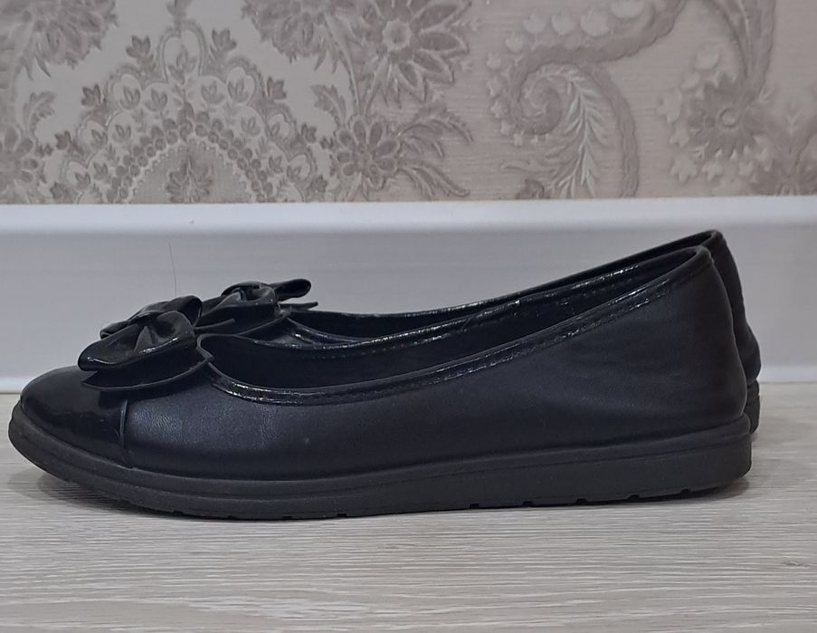 Продам школьную обувь