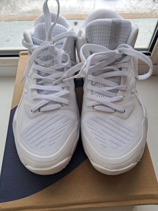 Продам кроссовки волейбольные