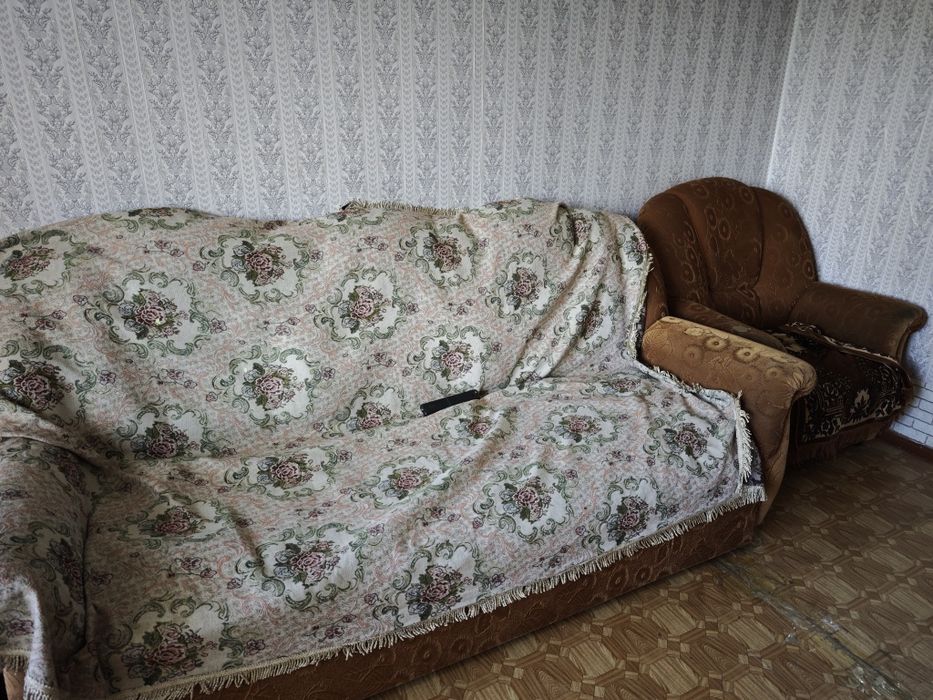 Диван и кресло один.