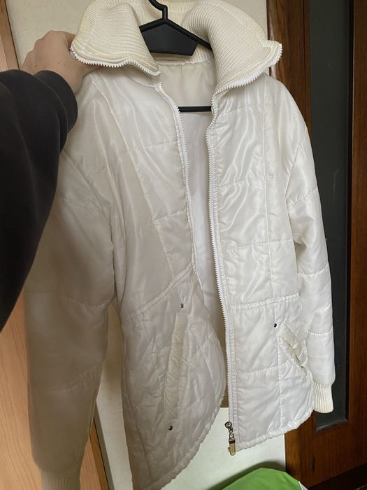 бяло зимно яке