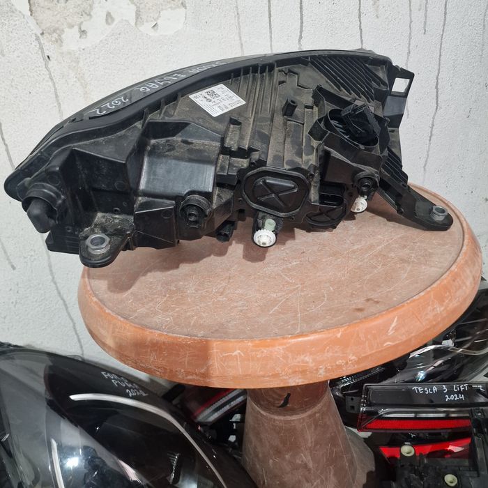 Skoda Enyaq 2022 ляв и десен фар