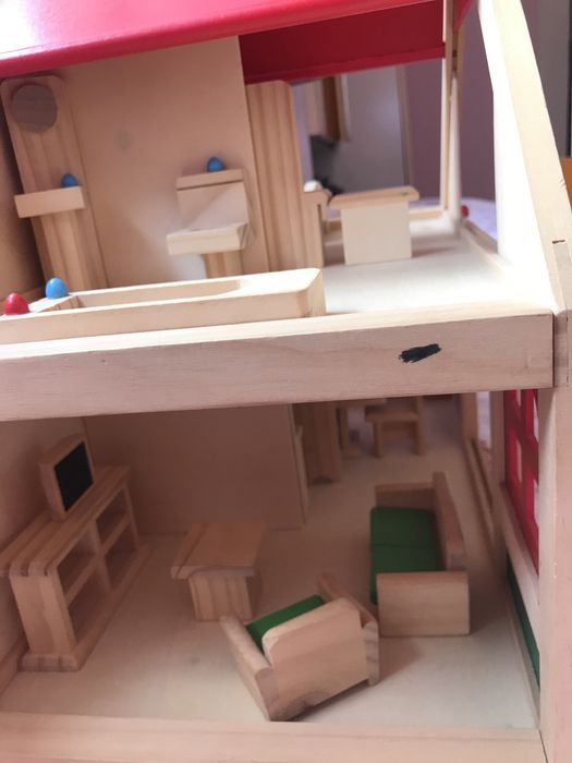 Дървена къща, ферма и самолет