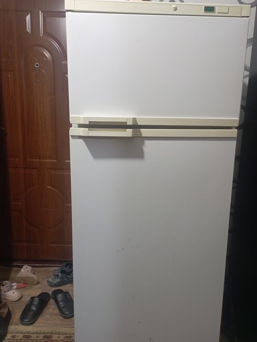 Xolodilnik Atlant sotiladi