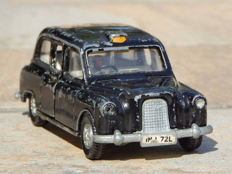 Macheta masina taxi londonez Austin FX4 1960 Dinky Toys fabricat Anglia scara 1:43