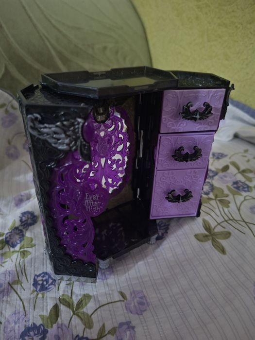 Шкатулка Рэйвен Квин, Эвер автор хай