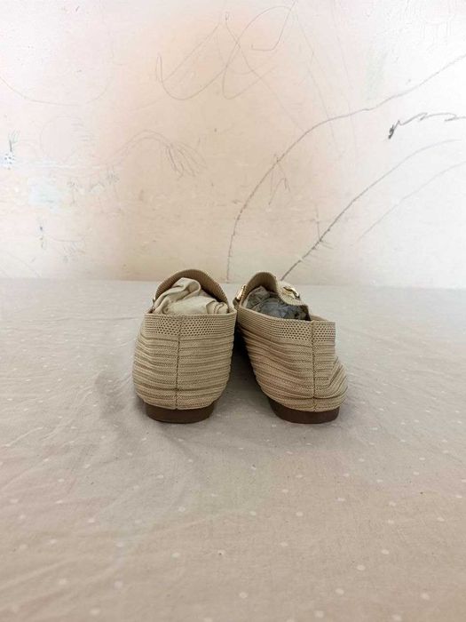 Бежевые женские лоферы.