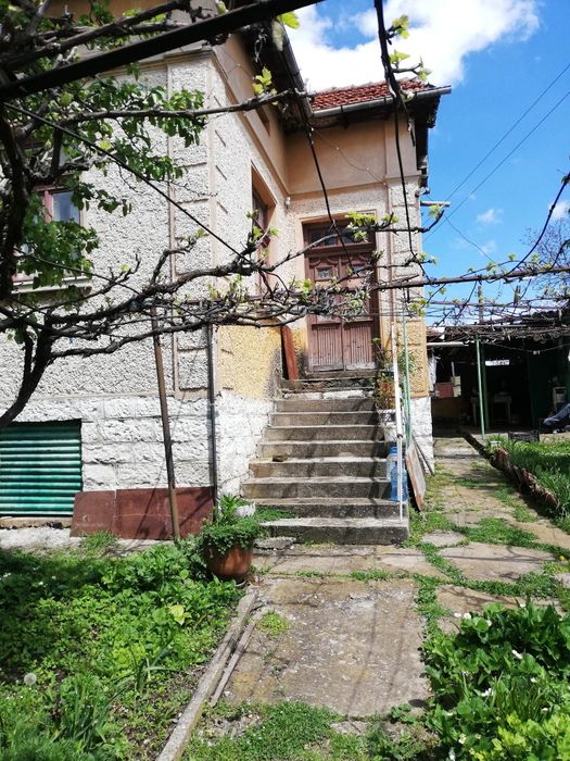 Продава се Голяма Къща