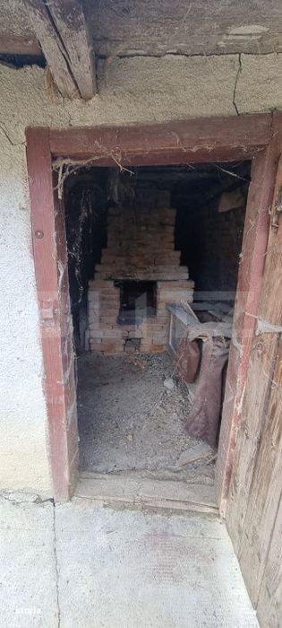 Casa cu doua corpuri,curte si gradina