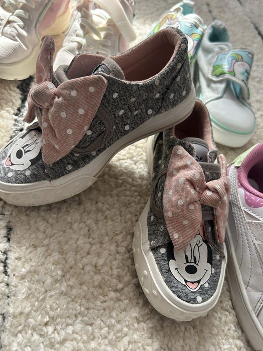 5 чифта обувки.