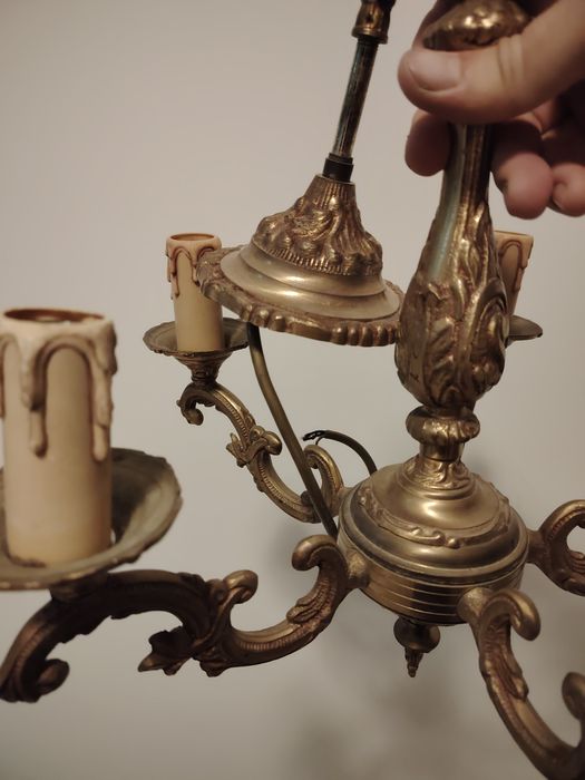 Candelabru antic din bronz masiv cu 5 brațe în stilul francez Louis , dimensiuni 44 cm in diametru,h cu lanț 68