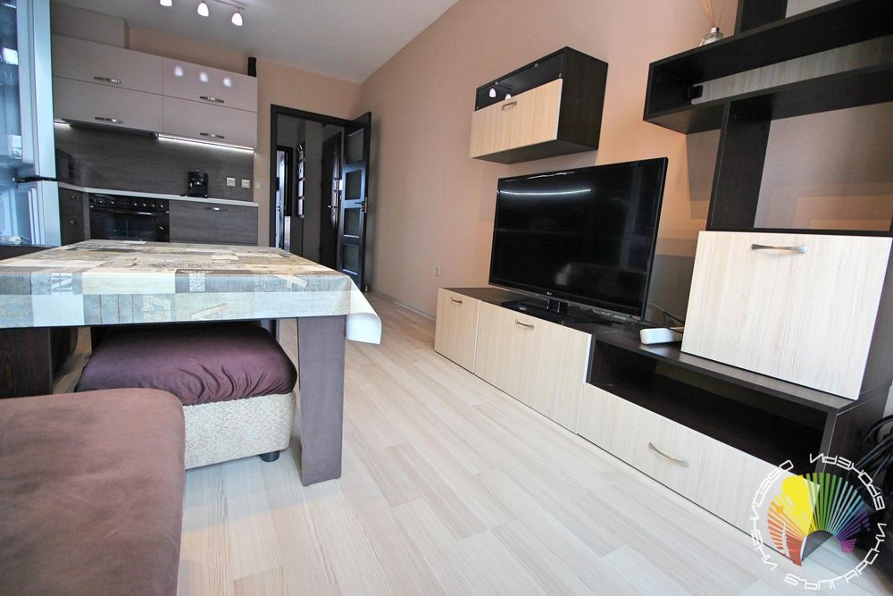 Дава се под наем Двустаен апартамент в Бургас, Изгрев - 60 кв.м за 510 € - Снимка #2