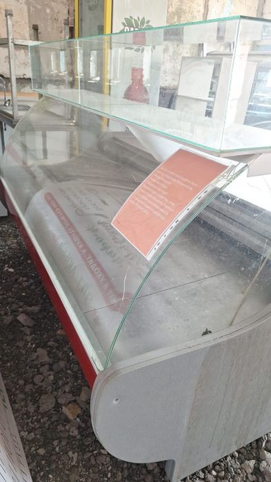 Продам витринный холодильник.