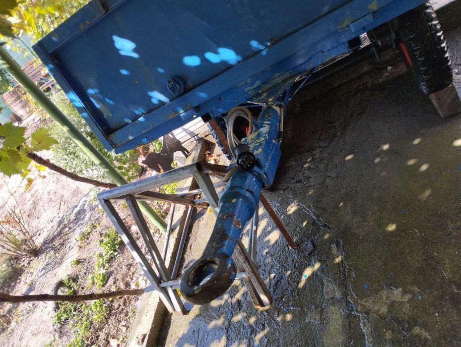 Трактор със оборудване и резервни части