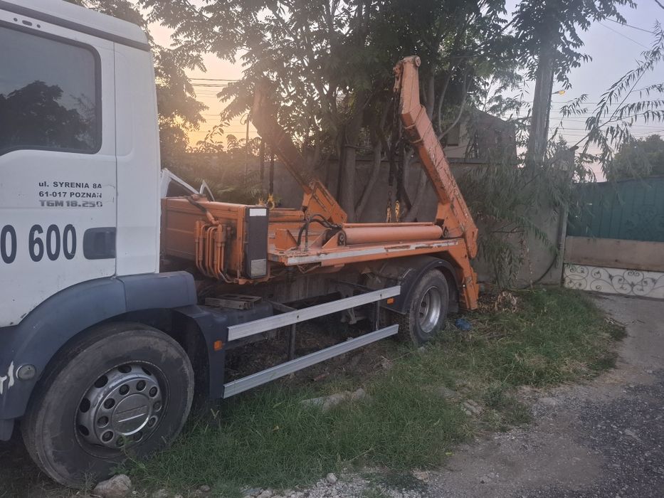 Man 18,250 abrollkipper cu lanțuri pentru containiera container moluz moloz skip  18 tone recent adus