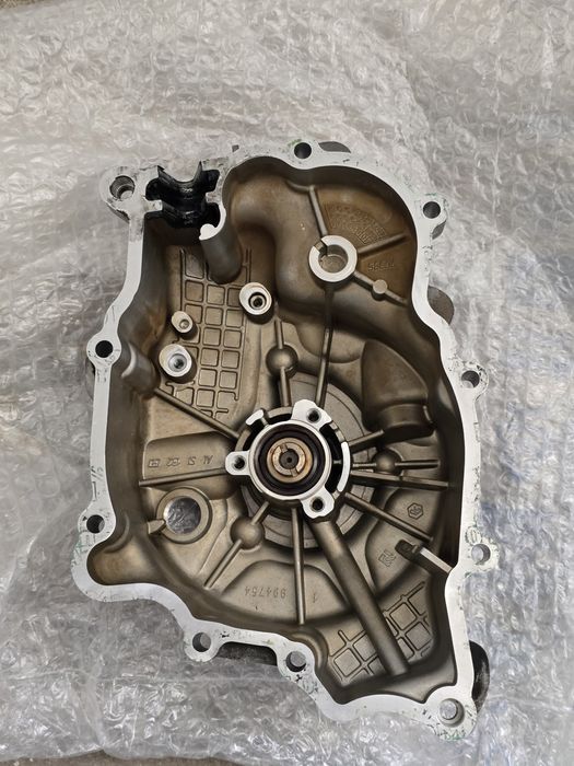 Capac magnetou si pompa apa Piaggio 300
Capacul este in stare foarte buna. Pompa de apa are joc si necesita reconstructie.
Compatibil cu motoare