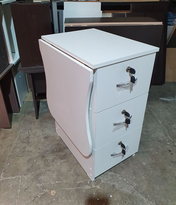 Маникюрный стол новый