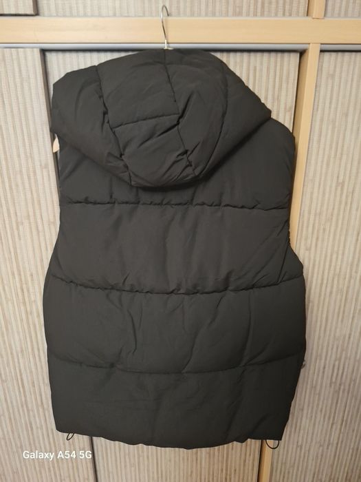 Мъжки елек въобще не е обличан.