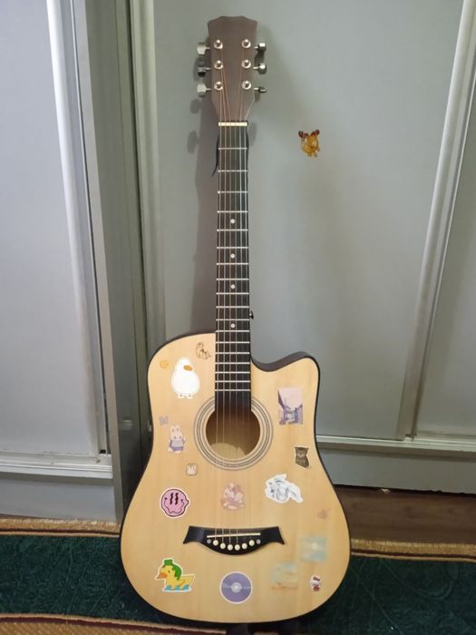 Продаю акустическую гитару