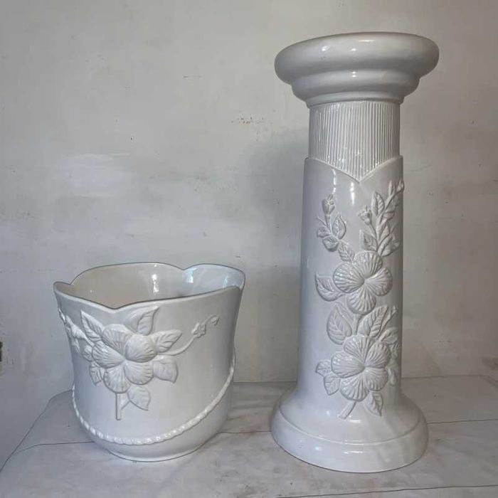 Ghiveci cu piedestal din portelan