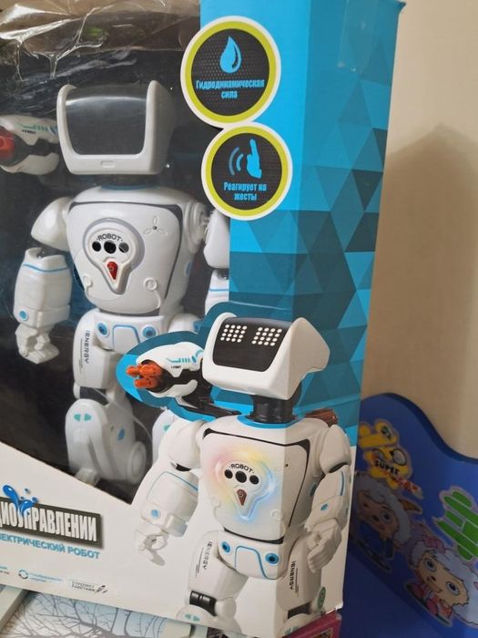 Большой гиброробот на управлении