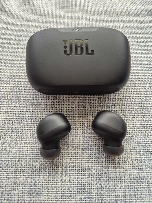 Vand casti earbuds JBL Buds Wave, negre, impecabile, in garanție, cutia si accesoriile neatinse.