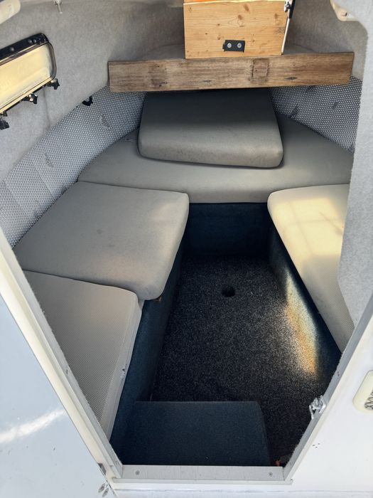 Barca cabinata cu prelata