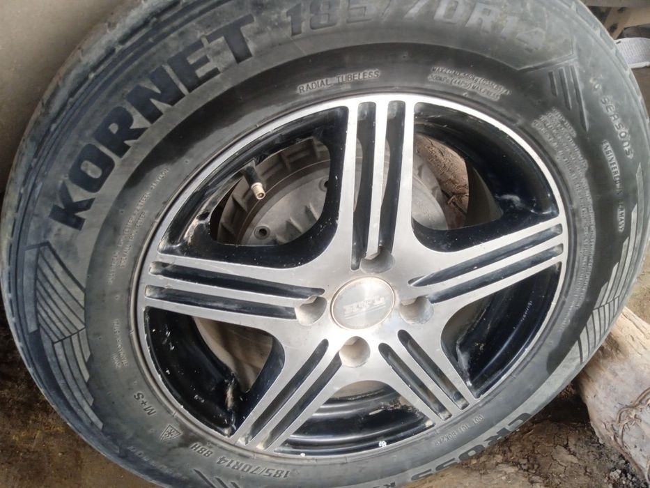 Lada Vaz 21099 yurib turgan mashina.Olgan odam baraka topadi.