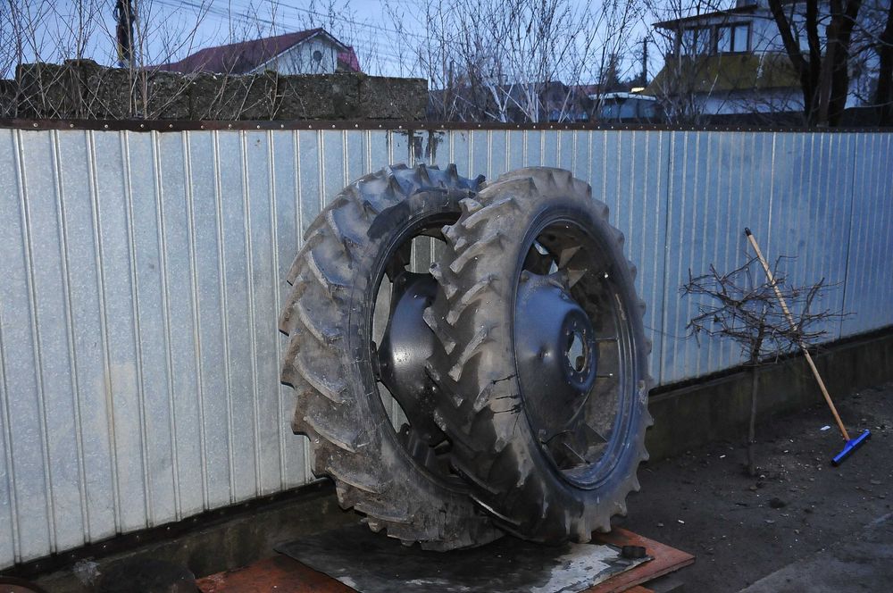 Vand 2 roti pereche pentru tractor legumicol utb universal Leut L445