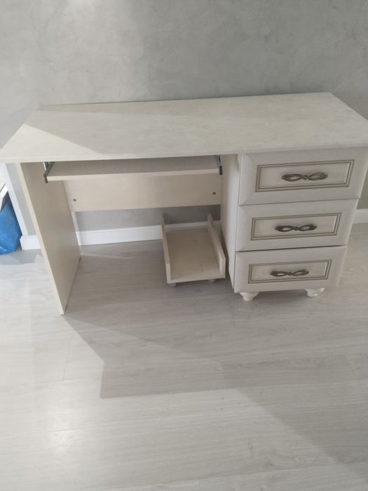 Продам красивый письменный стол