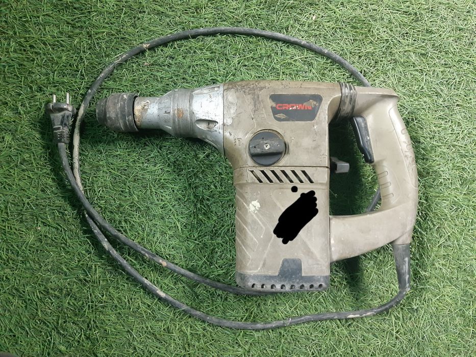 Перфоратор Crown в рабочем состоянии.