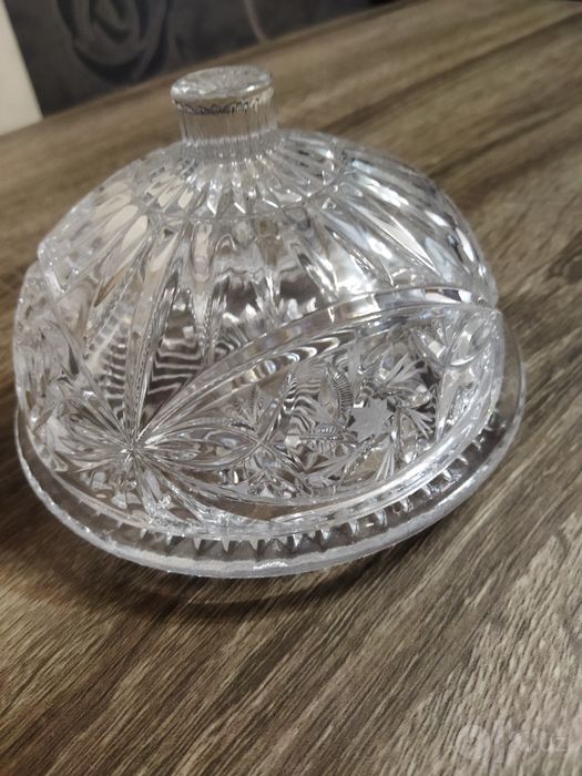 Хрустальная маслёнка фирмы Кристалл Югославия в  новом состоянии.