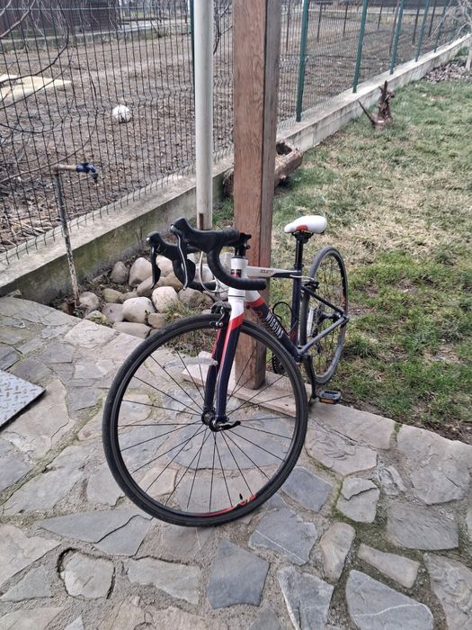 Vând bicicletă cursieră