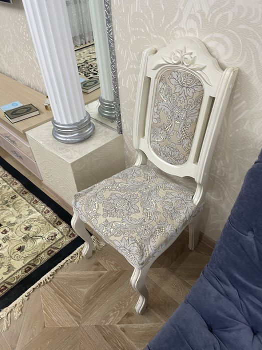 Продам стулья белые
