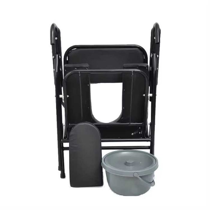 Стул для инвалидов со встроенным горшком, черного цвета.