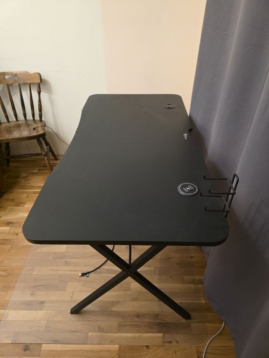 Геймърско бюро в отлично състояние