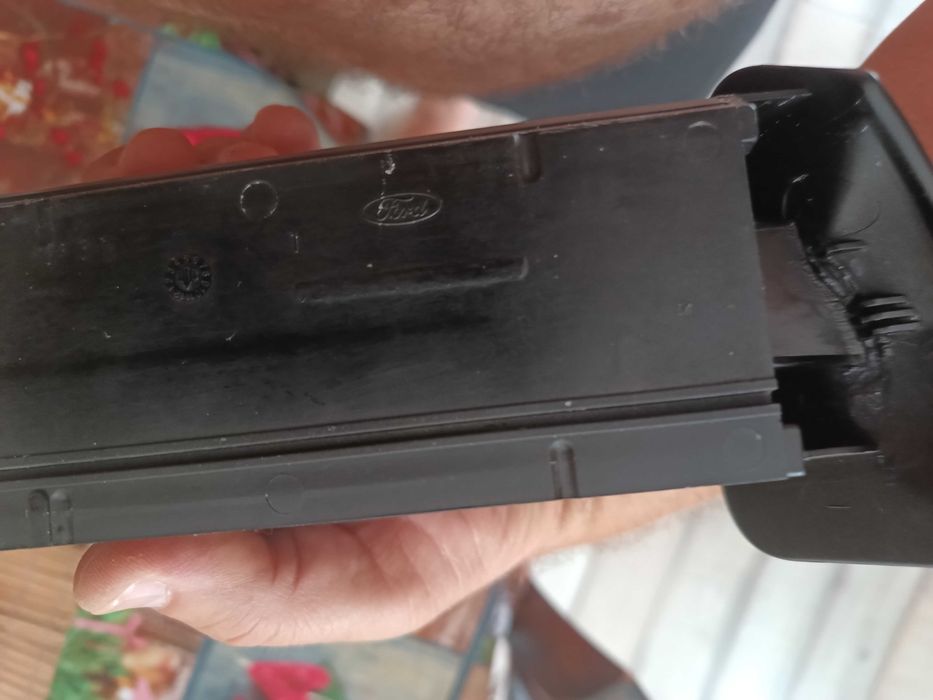 Продавам пепелник за автомобил-Форд Фокус