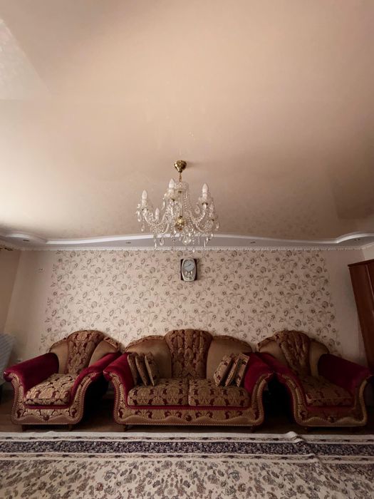 Шикарный добротный диван-кровать и два кресла продам