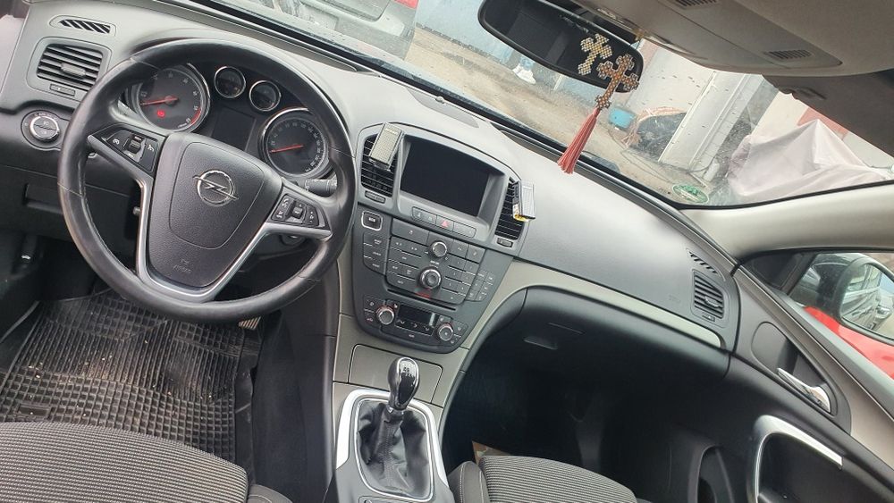 Vând Opel Insignia  din anul 2013 cu defectiune  la motor .