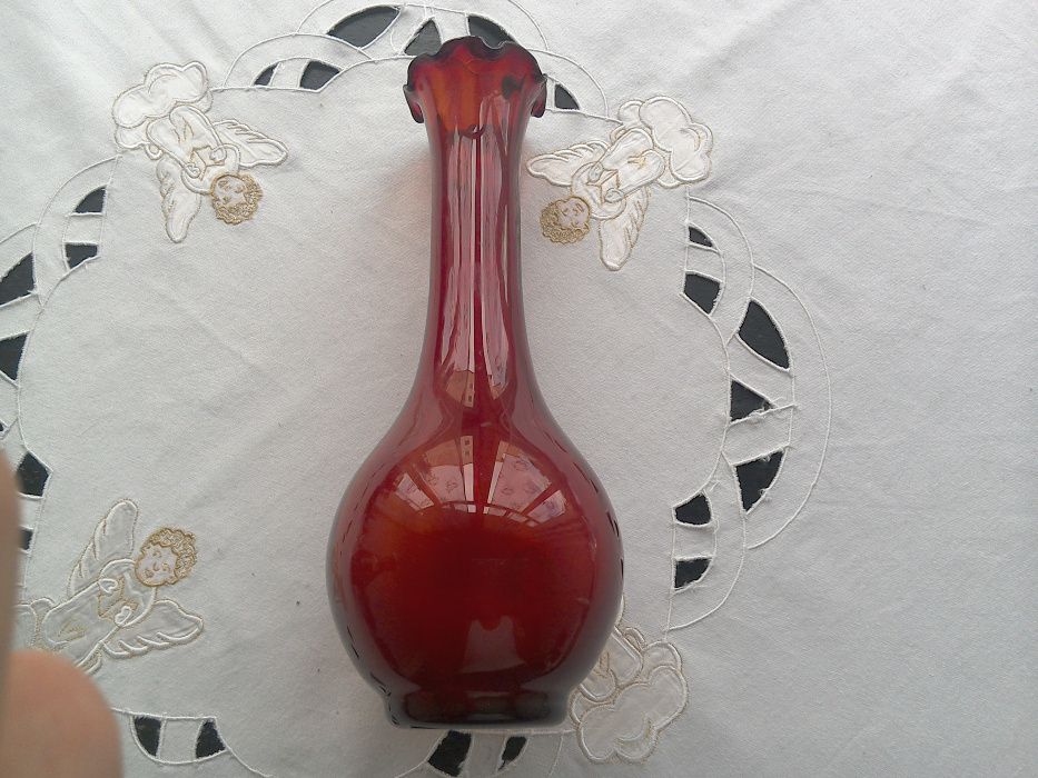 Vază de sticlă Murano, roşu rubin, colorată în masă, bordură lobată