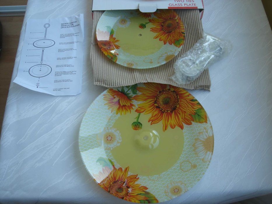 Продавам стенни часовници и стъклена фруктиера