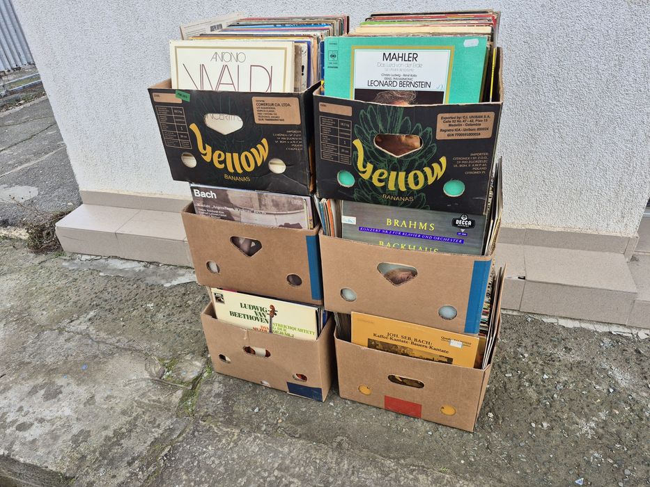 Vând colecție de 300 de viniluri muzică clasică, în stare bună, perfectă pentru pasionații de muzică clasică