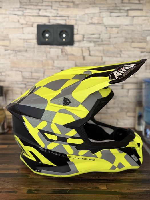 Мото корс каска Airoh Striker XXX Yellow Matt